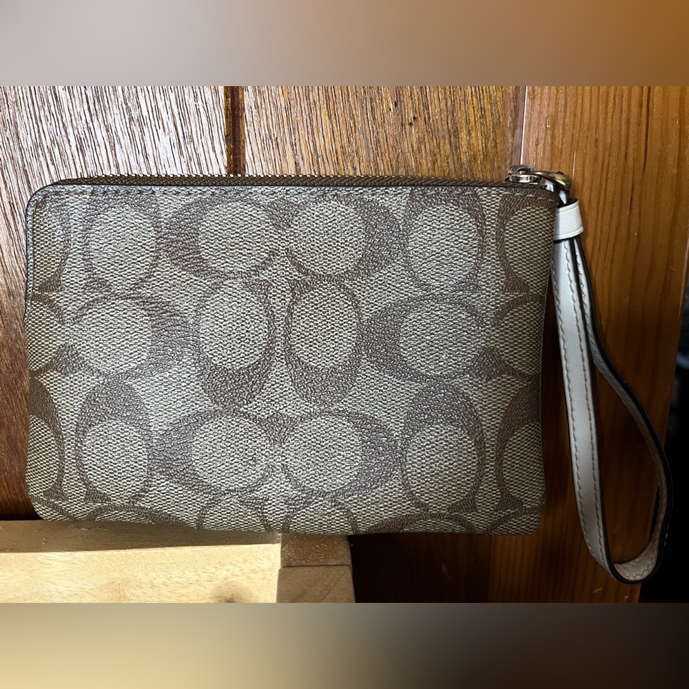Coach Wristlet ✨ - Picture 3 of 4